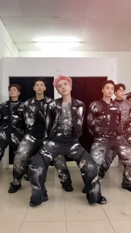 Hậu trường Don’t Care hơi chật 1 xíu 😮‍💨..nhảy với anh em Hùng nào  @GinTuanKiet @ISAAC @hellonegav @Vũ Thịnh #DontCare #AnhTraiSayHi 