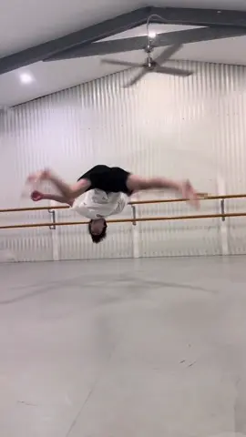 improving 💪🏼 #fyp #sideaerial #acro #dance #maledancer #dancestudio #foryou #workinprogress 