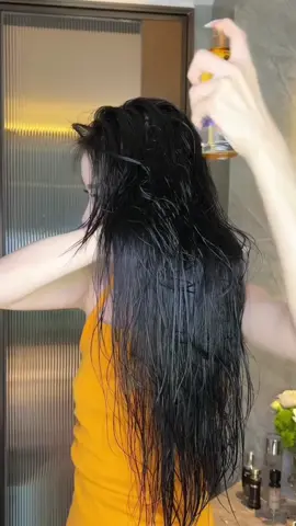 Adik-beradik! #haircareoil yang dicadangkan oleh kawan baik saya ni memang sedap baunya lepas sembur #haircare#.