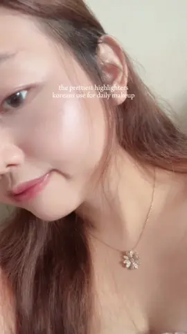secret to glowy makeup! my favourite is shade 01~ get them on tiktok shop now! ✨ #kbeauty #beauty #glassskin #glinthighlighter #makeup @THEFACESHOP Singapore 