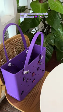 yep, got my crocs-inspired tote bag in purple 💜🪻🦄🫧 >> #bag #bagforwomen #crocsbag #beachbag #totebag #handbag #jibbitz #tiktokfinds #viral #trending #fyp #foryou #foryoupage #fypシ゚viral #pink #barbie 