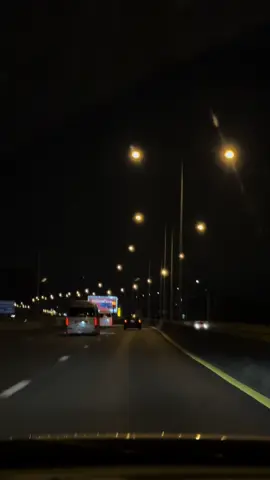 พานั่งรถเล่นบนทางด่วนตอนดึกๆบ้างครับ ถนนโล่งมาก