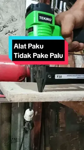 Pakai alat ini paku nancap banget tanpa pake palu#mesinpaku #mesinpakutembak #stapleskayu #tekiro 