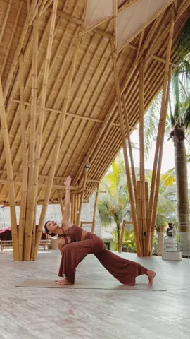 Vinyasa flow in Bali, in one of my favorite shalas. Wearing @INDIGO LUNA STORE  #vinyasayoga #vinyasaflow #baliyoga #yogateacher #flowwithme 