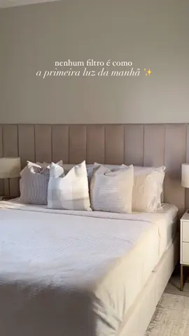 ✨Sobre o quarto  1- Cabeceira: Placas estofadas no suede bege. Dica: compre as placas em MDF, jamais punis.  2-Cama box: Tamanho queen. Tecido linho bege.  3-Mesa de cabeceira: MDF branco cristalino e base em serralheria gold.  #quarto #quartocasal #casal #cama #camaarrumada #organizacao #lar #casa #quartodecorado #decorcao 