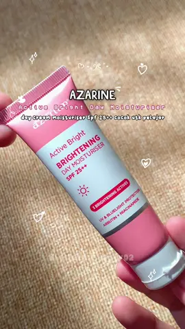 Suka sama tekstur moisturiser ini, dia itu cepat meresap dan nggak buat kulit wajah lengket terus ada SPF nya jugaa jadi gak ribet lagi pake ss dan gak ada bau yang aneh2 jugaa🥰 cukup mencerahkan dan melembabkan kulit dan tidak memancing jerawat muncul, rekomen bgt untuk kalian yang masih remaja sih karena ini ringan enak dipake dan kalian yang masih sekolah gak bakal dimarahin gara-gara makeup yang ketebelan krn ada sedikit tone up nyaaa, harus coba sih mana harganya 30k😍 #daycream #daymoisturiser #azarine #azarinedaymoisturizer #skincareremaja #makeuppelajar 