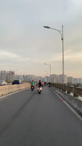 Hồi năm nhất đại học. Ngồi trên xe buýt đi qua cầu Vĩnh Tuy, tự hỏi bản thân là bao giờ mới được đi xe máy qua cầu này, chắc là gió sẽ mát lắm( lúc đó còn tắc đường vì chưa xây xong cầu Vĩnh Tuy 2). Thế mà nửa năm sau đã mua được xe máy để đi😗 xong đi ác luôn chỗ nào cũng có mặt😑. 