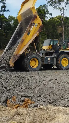 mentahan dumping HD komatsu 465 #tambangindonesia #kalimantan #storytambang #tambangbatubara #tambanghitz #fyp #komatsu #operatortambang 