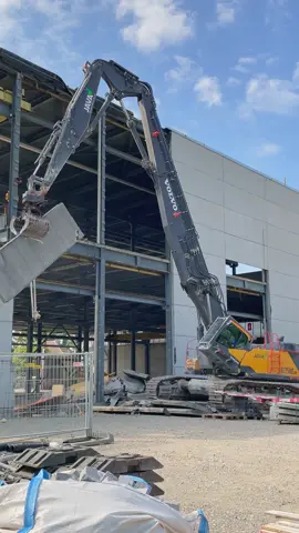 JAVA‘s VOLVO EC750E HR - Demolition Excavator, removing concrete wall - elements with its demolition grapple.  #volvo #demolition #excavator #highreach #grapple #abbruch 