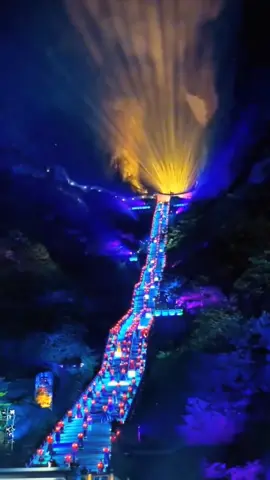 ประตูสวรรค์ที่จางเจียเจี่ยยามค่ำคืน สวยมากกก #เที่ยวจีนกับเรา #เที่ยวจีน🇨🇳 #เที่ยวจีน #จีน 