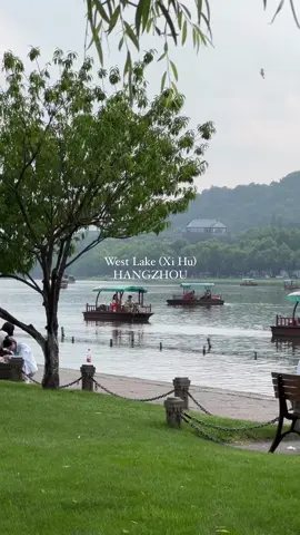ทะเลสาบซีหู หรือ West Lake เมืองหางโจว  ตอนแรกคิดว่าจะไม่มีอะไร ก็แค่ทะเลสาบเฉยๆ กับตำนวนนางพญางูขาว เป็นจุดดึงดูนักท่องเที่ยว แต่ที่ไหนได้บรรยากาศคือดีมาก ร่มรื่นธรรมชาติแบบพี่จีน ไม่มีธรรมดา เราได้เห็นความกว้างขวางของทะเลสาป เรือหลากหลายรูปแบบ ทั้งจีน สากล แบบพายและแบบเครื่องยนต์ ชอบที่ต้นไม้ห้อยใบย้อยระย้า กับสระบัวกับศาลาทางจีน เป็นที่พักผ่อนของครอบครัว เพื่อนและคู่รักมาเดินเล่น สาวๆจีนมาแปลงร่างใส่ชุดถ่ายรูปแบบจัดเต็ม อิ่มวิว แต่ก็เมื่อยสุดสุด #westlake #xihu #hangzhou #travel ##เที่ยวจีน##หางโจว##นางพญางูขาว #แม่น้ำซีหู #billyreview 