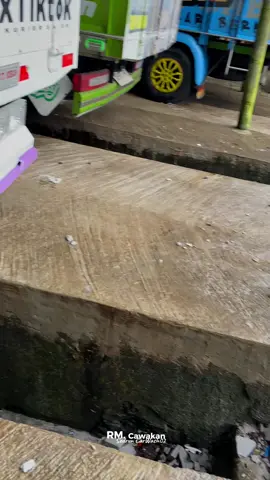 carilah tempat di mana kamu bisa di hargai.. #trukmaniaindonesia #tiktokfiral #sorotantiktok #sodrekersindonesia #kyzbca #foryoupageofficiall #fypシ゚viral #bismilahrameシ #masukberanda #nyucitruk #