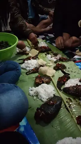 paling nikmat makan pake daun pisang terus makan bareng kawan kawan 