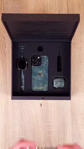 I took off her IPhone, AirPods and Apple Watch to make new cases and strap out of leather. #applewatch #leather #handmade 