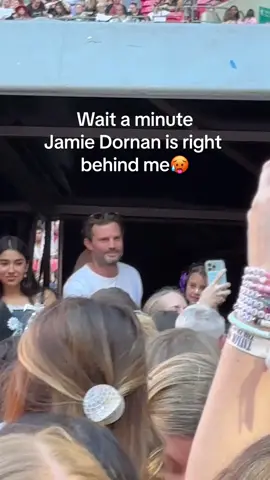 Jamie Dornan is right behind me😱 #londontstheerastour #theerastour #london #jamiedornan 