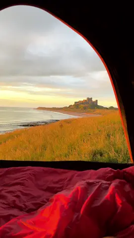 POV you make the most of your weekends and wake up to views like this 🌅 #bamburghcastle #bamburghbeach #northumberland #tentboxview #weekendadventures #beautifuldestinations @TentBox @Northumberland 250
