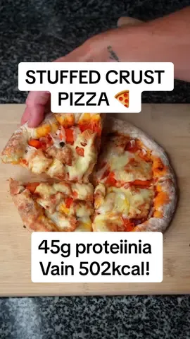 HELPPO PROTEIINIPIZZA 💪🍕 45g proteiinia, 502kcal ja todella maukas! Tallenna ja testaa 💾 Kalorit & Makrot 📊 1 pizza: 502 KCAL P: 45g | HH: 59g | R: 9g 📝 AINESOSAT: 🫓Pizzataikina: - 75g vehnäjauho - 1tl leivinjauhe - 75g kreikkalainen jogurtti (0% rasvaa) - n. 1/2tl mausteita: Oregano, Suola, Valkosipulijauhe - 15g kevyt juusto raaste reunoihin 🍕Täytteet: - n. 50g pizza / tomaatti kastike - 100g kanan rinta (kypsennettynä n. 75g) - Sipulia, Paprikaa - 15g kevyt juusto raaste  ⏲️Valmistus: - 250°C uunissa n. 10 minuuttia Tallenna resepti ja laita testiin kun pizzahimo iskee! 😍