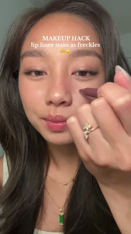 This is currently my favorite summer makeup hack🤩 faux freckles🫶 #makeuphack #makeuptutorial #beautyhack #fauxfreckles #fakefreckles #lipliner