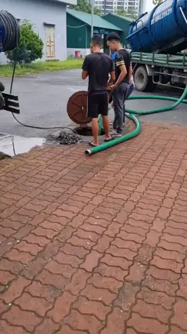 Thông cống bằng công nghệ tiên tiến nhất.