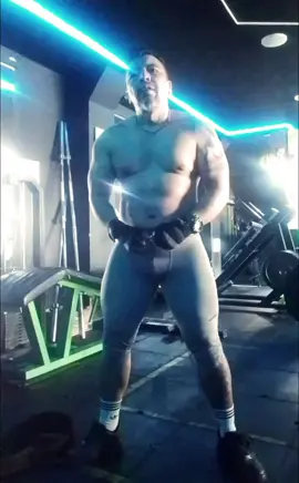 domingo de entreno 🦾. #gym #muscle #Fitness #gymcross #fierros #fuerza #pesas #entrenando #domingo #bogota #viga #gymbro #coach #bear #boys #man #maduro #mamado #madurosmamados #gymmotivation #Pride 