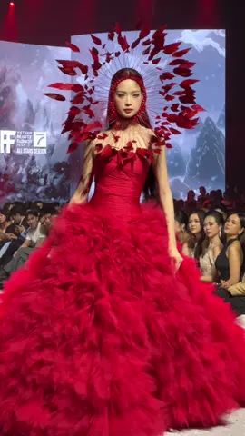 Bảo Ngọc trong phần trình diễn BST ‘’Sương Mai’’ của NTK @Lê Ngọc Lâm tại VBFF All Stars 🌹❤️ #lenguyenbaongoc #senvang #lengoclam #vbff