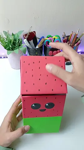 ميني باسكت للمكتب من إعادة تدوير الكرتون 🗑🥰🥰 هتلاقو الفيديو كامل على قناة اليوتيوب و المقاسات لو معندكمش كرتونه جاهزه  تابعوني على اليوتيوب Zomorroda-H24   #اعمال_يدويه #handmade #DIY #DIY #trashbin #cute #craft 