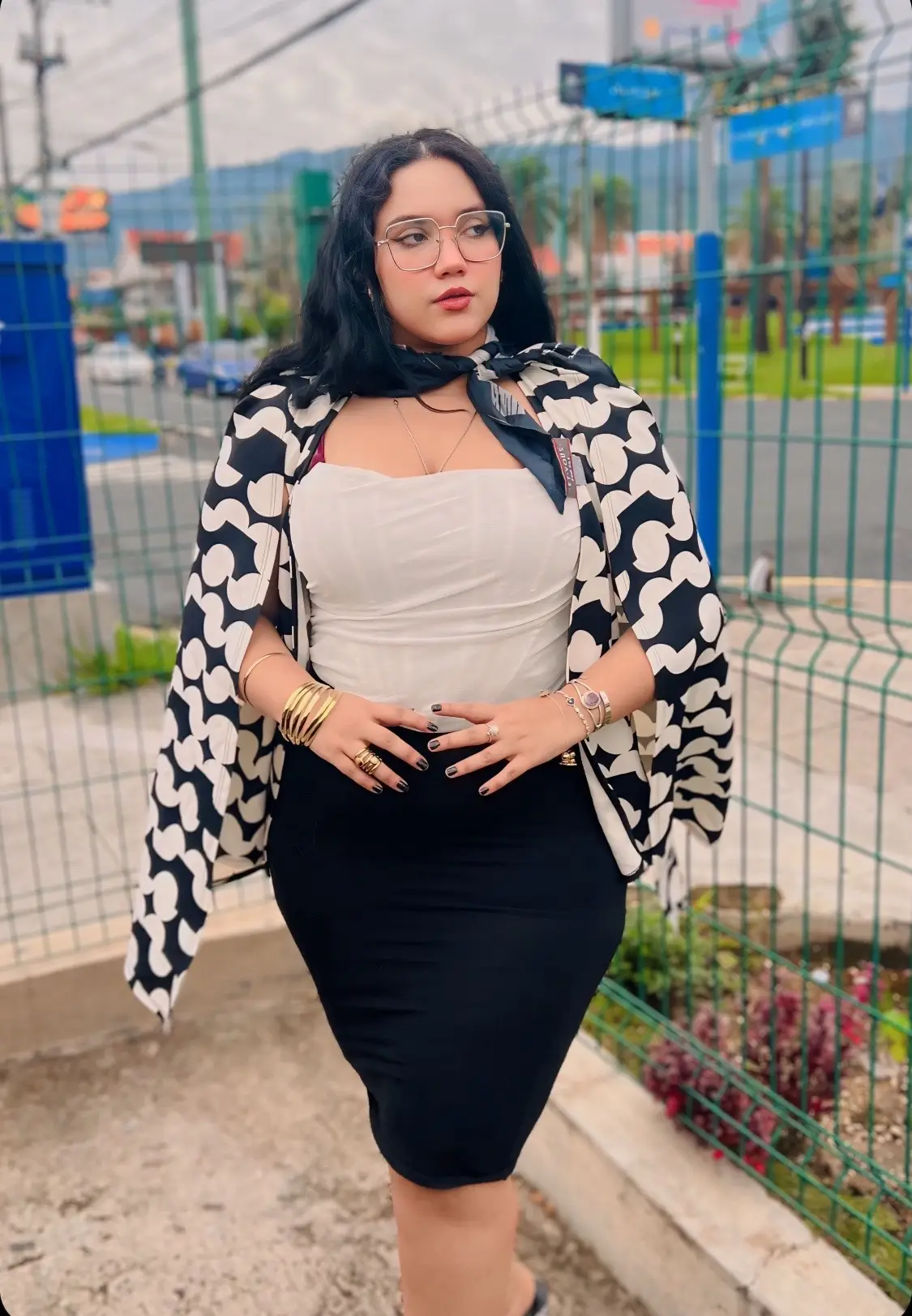 Sin importar que suceda siempre matente firme y en pie 💖✨ si te haz de recostar que sea para topar energias para seguir luchando 🌻 #totalblacklook #80s #cabellonegro #metal #heavymetal #rock #elsalvador #curvy #curves #curvygirl #curvymodel #salvadoreña #latina #ropaaesthetic #rockenespañol #ratablanca #magodeoz #rockclasico   