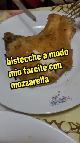 Queste sono le bistecche a modo mio, una bontà unica che con immenso piacere vi suggerisco di provarle 🫶  📌Ingredienti:  4 bistecchine di maiale  250g mozzarella fresca  3 uova intere  1 spolverata di sale  pangrattato quello che serve  olio per friggere di girasole quello che serve  📍Per le patate:  1,200kg patate  2-3 giri di olio extravergine  1 spolverta di aglio granulare  1 spolverata di sale  1 spolverata di rosmarino secco  1 spolverata di pangrattato  #piattoriccomicificco  #lacucinadigilda  #FoodLover  #food  #foodblogger  #cucinaitaliana  #neipertee 