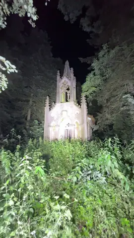Chapel in the middle of the forest. You can see something looking at me in the middle of the field.
