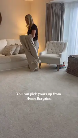 I always like my home to smell fresh, especially when I have guests over! The Febreze 3volution plug-ins will keep your home smelling fresh all day and are super convenient to quickly plug-in if you have an unexpected guest turning up!  You can pick them up in a range of scents from @homebargains  @joyofclean #BreezewithFebreze #Ad #CleanTok #cleantok101 #cleantokuk #cleaningtips #housesmellsamazing #housesmellsgood 