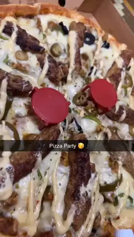 Pizza party 🥳.pizza time 😋 yummy 😁🤤#DreamGirl #viral #foryou 