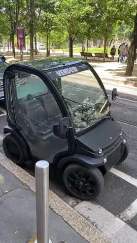 Micro Auto electrico en europa, esta vez un ejemplar de la marca BIRO para 2 personas, el auto mas pequeño que hemos visto hasta el momento #amsterdam #movilidadelectrica #autode20mil #contingenciaambiental #movilidadelectrica #changli #autoelectrico #elautomasbaratodelmundo #movilidad #changlis1pro 