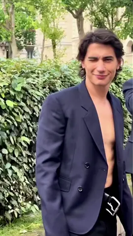 Cr: enzosite en ig 🫶🏻 #enzovogrincic #vogrincicenzo #enzo #vogrincic #oarenova #enzovogrincicfandom #enzovoarenova #actor #uruguayo #fashonweek2024 #loewe #enzoloewe #parisfashionweek2024 #fypシ゚viral #parati #enzovogrincic2024 