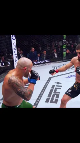 Rob got the getback for Volk #ufcsaudiarabia #robertwhittaker #volkanovski #ikramaliskerov #UFC #mma #fypage 