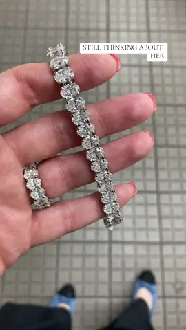 This oval tennis bracelet is still living rent free in my head #danarebecca #ovaldiamond #diamondbracelet #tennisbracelet #diamondjewelry #custombracelets 