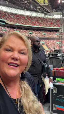 the swift family always hyping up the crowd before the show! 🥰 #taylorswift #TSTheErasTour #traviskelce #andreaswift #scottswift #swiftie #swifties #swifttok 