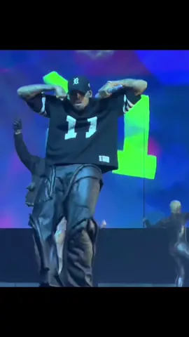 @chrisbrownofficial #chrisbrown #LeftRightChallenge #sexy #chrisbrownofficial #1111 #tour #montreal #singer #dancer #concert #onthisday #history #toronto #artist #actor #mergievante #thegirlwith9lives 