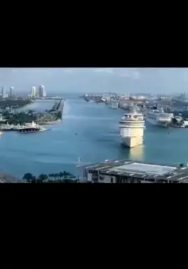 SPINNING Og video credit: @travelbyshipeds on Insta #navigatoroftheseas #royalcarribean #navigator #cruise #cruiseship #cruisetok #voyagerclass #rccl #meme 