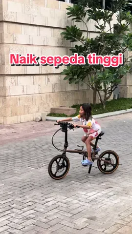 Siapa yang berani naik sepeda tinggi walaupun punya tubuh kecil mungil kaya leika? #leika #leikagarudita 