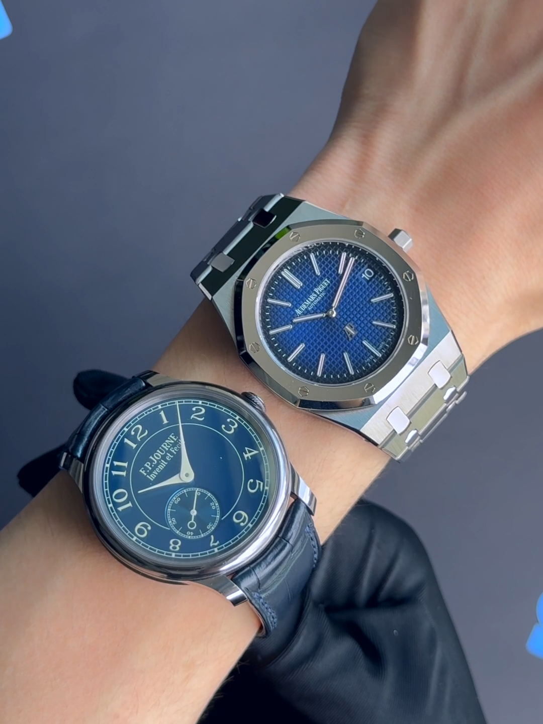 Battle of the blue dials – which takes the cake? 💙 The F.P Journe Chronomètre Bleu or the Audemars Piguet Royal Oak 15202IP in platinum and titanium? #wristcheck #fpjourne #audemarspiguet #royaloak #blue #watches #comparison #WatchCollection