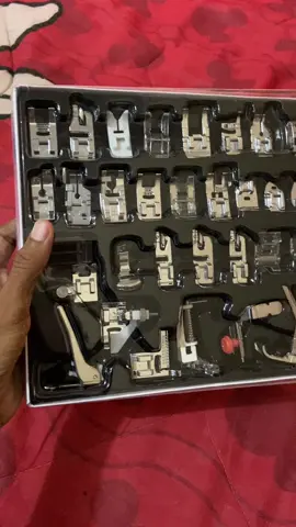 Trecos que deixa a costureira feliz (Meu kit com 32 calcadores) 🥰🥰 #calcadoresparamáquinas #calcadorparacouro #calcadorteflon #maquinaoverlock #costurar #costureirasdotiktok #vaiprofycaramba #mercadolibre #mercadolivre #calcadoresparamáquinas #kit32calcadores 