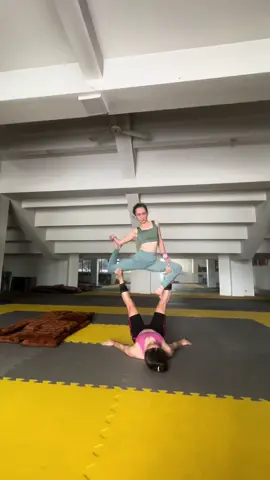 Nào giờ toàn đu đeo leo trèo lên người ngta hok à, nay mới được làm đế thử. Chua lè chua lét.🦭🦭🦭 #yoganangcaobienhoa #leafyoga #anchiyogastudio #chiyoga 