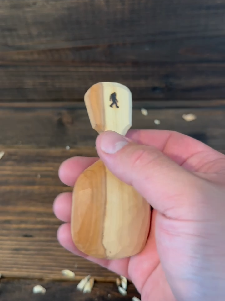 Can you guess what type of wood this is? #spooncarving #bushcraft #asmr #woodworking #knife