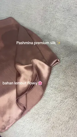 Pashmina premium silk mewah banget bahan satin ada efek shimmer tapi tampilan rapi dan warna cantik cantik 🌸 #pashminasilk #pashminapremium #pashminashimmer #pashminatutorial #hijabpremium #hijabstyle #ootdhijab #waktuindonesiabelanja #shopmaster #promoguncang77 #wibgajian