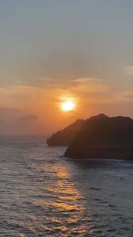 Membalas @⚡⚡ Sunset di pantai selatan se-indah ini😍