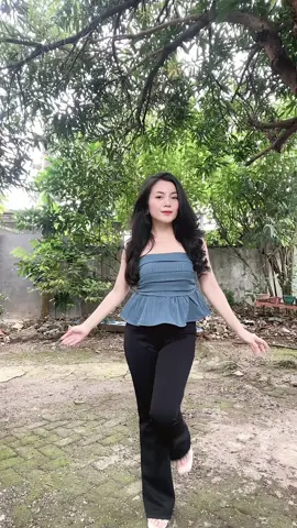 fav denim tube top💙 #tubetopoutfit #denimtop #kembentop #flarepants #petitefashion 