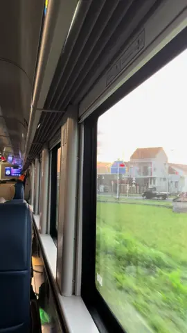 ada yang sudah nyoba majapahit new generation blm? #keretaapi #keretaapikita #keretaapiindonesia #majapahit #sunrise #sadstory #ayonaikkereta #fyp #fypシ゚viral #daop7madiun #madiun #railfansindonesia 