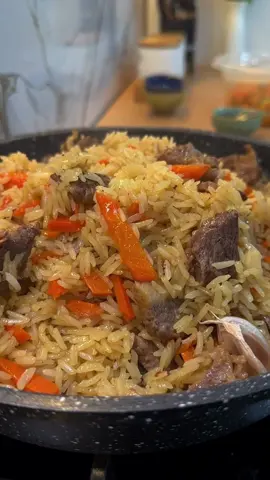 🩵 кечинде не тамак жасайм деген айымдарга идея 💡 болсун деп лентама жуктоп коем .  Мага аябай жагат уйдон жасап жеген плов, салат менен сизгечи жагабы ?  ✅ куручту 2 чон чыны алсам 2 чон чыны суу куям.  📌 сууну биринчи куюп кайнатып , куручту салып суусу тартылганда жарым саатка жай отко демдеп койсок сонун болуп даяр болуп калат .  Сиз кандай жол менен жазайсыз?  #плов  #пловрецепты 