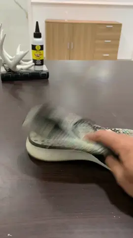 Langsung kita buktikan aja ya gaes kuat apa nggk #lemserbaguna #lemsuperkuat #lakolegluestron #lemsepatuviral #lemsepatu