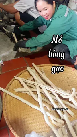 Nổ bỏng nhân làm từ bánh đậu xanh và mì tôm, các bạn đã thử chưa?  Nhớ mỗi lần xưa đi nổ bỏng phải xếp hàng mấy tiếng mới đến lượt nổ 😀#nongthonvietnam #comque #amthuctiktok #xuhuong #haiduongquetoi 